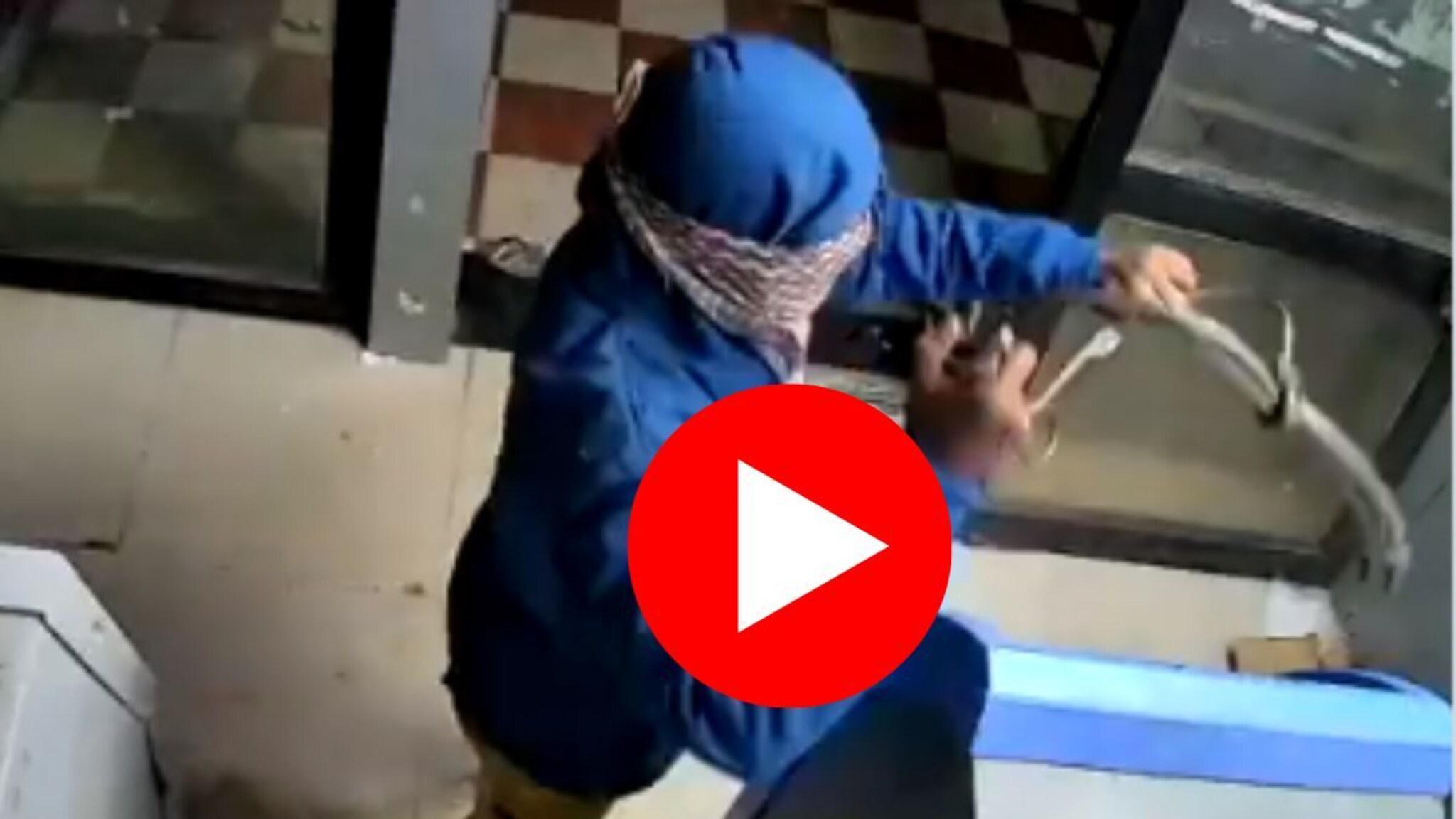 चोरांनी थेट ATM पळवलं, 40 लाखांची कॅश चोरीचा धक्कादायक Video