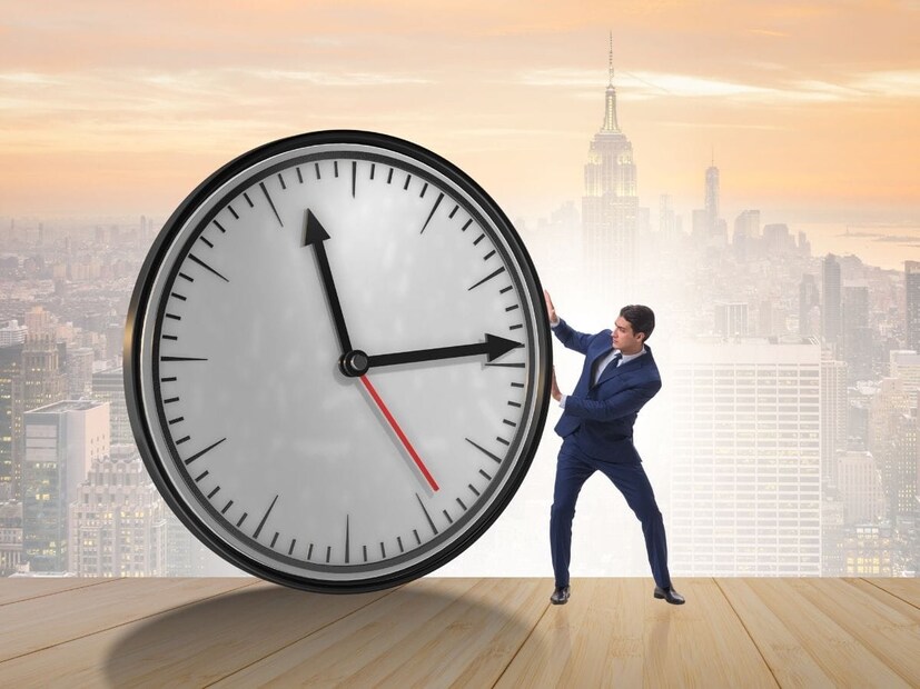 वेळ बिलकुल वाया घालवू नका. वेळ खूप किमती आहे. एकदा का ती निघून गेली की पुन्हा येत नाही. त्यामुळे याचा अपव्यय करू नका. वेळ वाया घालवणाऱ्यांना आयुष्यभर अनेक समस्यांचा सामना करावा लागतो. आयुष्यात यशस्वी होण्यासाठी वेळ पाळणं खूप महत्त्वाचं आहे.