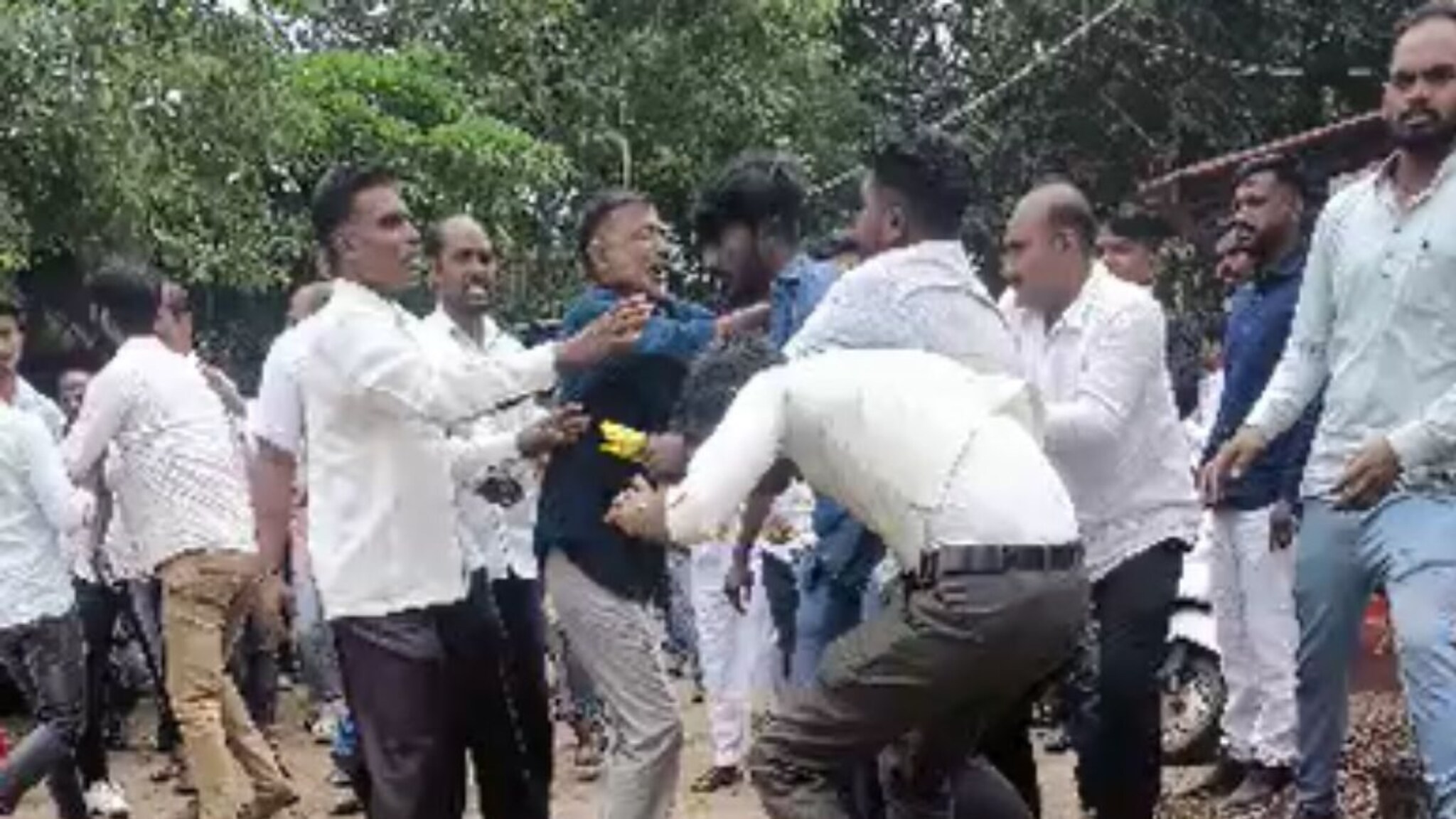 पैशांचा हिशोब देतो म्हणून सरपंचानं बोलावलं अन्..., तरुणासोबत धक्कादायक कृत्य