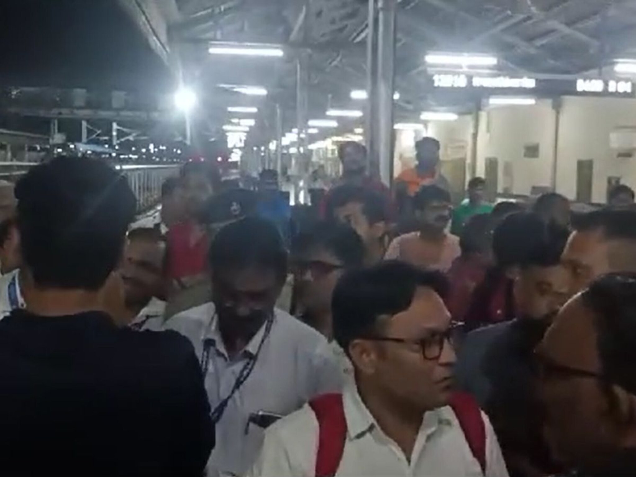 धक्कादायक! तिकीट मागितल्याने आरपीएफ कर्मचाऱ्याची रेल्वे अधिकाऱ्याला मारहाण