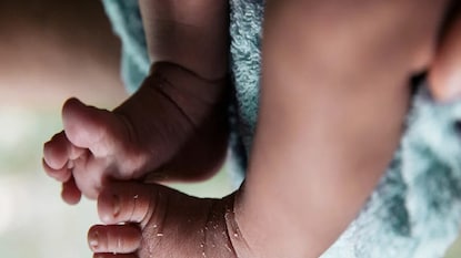 हे अर्भक केवळ दोन ते तीन महिन्यांचं असून पुरुष जातीचं असल्याचं कळतं आहे. हे अर्भक केवळ दोन ते तीन महिन्यांचं असून पुरुष जातीचं असल्याचं कळतं आहे.