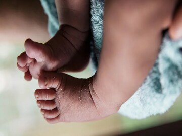 हे अर्भक केवळ दोन ते तीन महिन्यांचं असून पुरुष जातीचं असल्याचं कळतं आहे. हे अर्भक केवळ दोन ते तीन महिन्यांचं असून पुरुष जातीचं असल्याचं कळतं आहे.