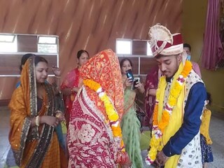 'आमच्या मुलीला फसवून सोबत नेलं आणि फसवून तिच्याशी लग्न केलं', असा आरोप तिच्या नातेवाईकांना केला आहे.