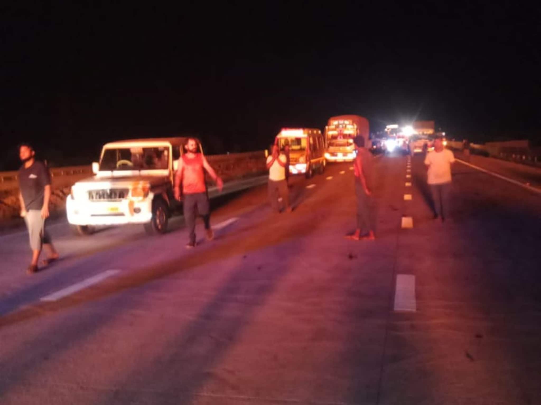 Accident News: समृद्धी महामार्गावर पुन्हा भीषण अपघात; टायर फुटल्याने वाहन जळून खाक