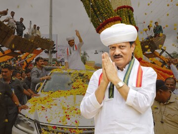 अजितदादांचे पिंपरीत जंगी स्वागत, जेसीबीतून पुष्पवृष्टी; पगडीतला लूक VIRAL