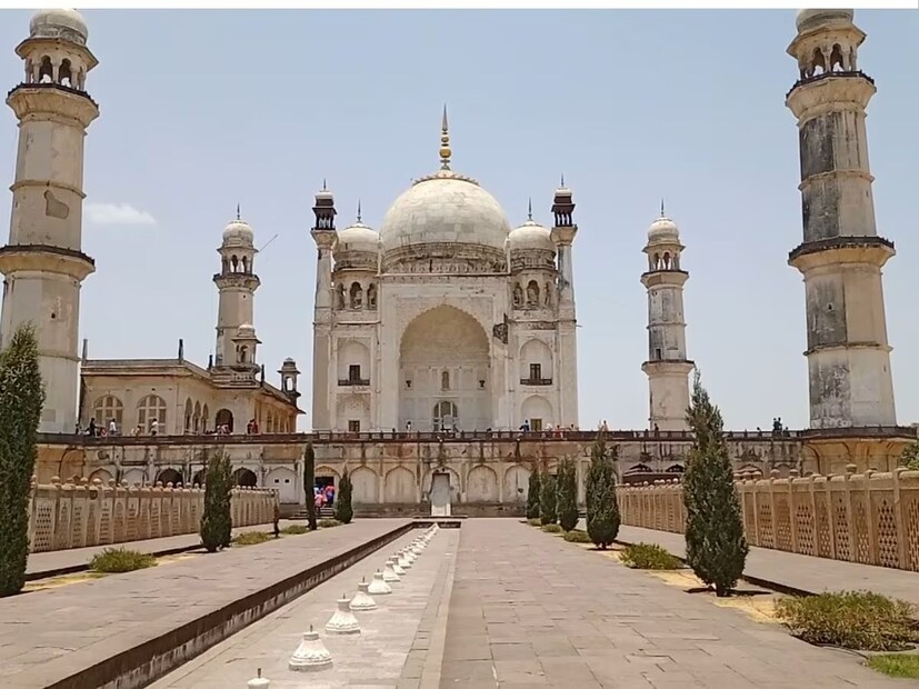 बीबी का मकरबा या वास्तूला बांधण्यास सतराव्या शतकात सुरुवात झाल्याचे म्हटले जाते. ही वास्तू ताजमहलची प्रतिकृती आहे. 1657 साली औरंगजेबाची पत्नी दिलरासबानू बेगम हीचा मुलाला जन्म देताना मृत्यू झाला. तिला जिथं दफन करण्यात आलं. तिथेच नंतर हा बीबी का मकबरा उभारण्यात आला. शहरापासून 3 किमी अंतरावर हा मकबरा आहे. 