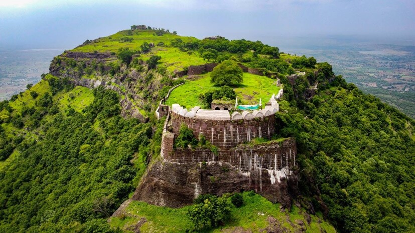 अंतूर किल्ला हा अजंठा-सातमाळा या सह्याद्रीच्या पूर्वपश्चिम उपरांगेवर मोक्याच्या ठिकाणी अंतुरगड ठाण मांडून बसलेला आहे. हा संभाजीनगर जिल्ह्यातील कन्नड तालुकामध्ये आहे. मराठा सरदाराने या किल्ल्याची निर्मिती केलेली होती. हा किल्ला काही दिवस निजामांचा ताब्यामध्ये सुद्धा होता.