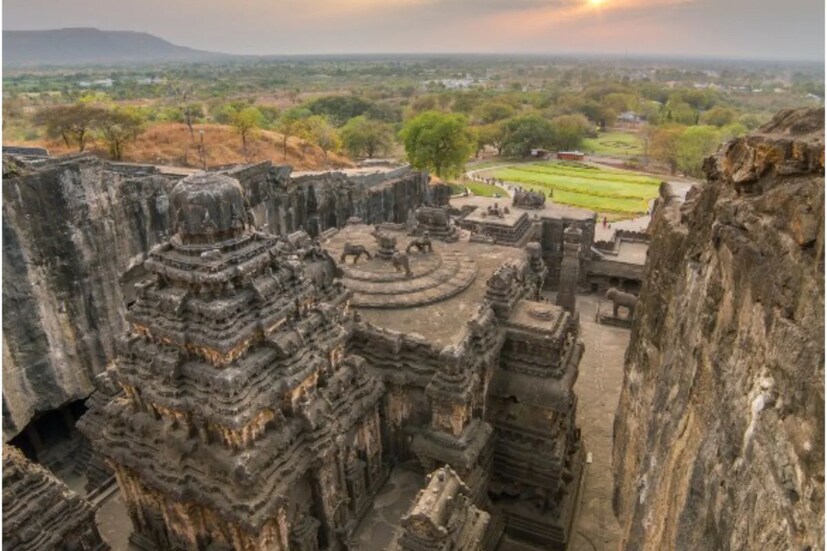 अजिंठा लेणी ह्या सोयगाव तालुका संभाजीनगर जिल्ह्यातील इ.स. पूर्व 2 रे शतक ते इ.स. 4 थे शतक अशा प्रदीर्घ कालखंडात ह्या लेणी आहेत. यात 29 बौद्ध लेणी आहेत. छत्रपती संभाजीनगर शहरापासून 100 ते 110 कि.मी. अंतरावर वाघूर नदीच्या परिसराशेजारी या लेणी आहेत. भारताची जागतिक पर्यटनासाठी ठळक ओळख करून देणाऱ्या लेणी म्हणून अजिंठाची ओळख आहे.