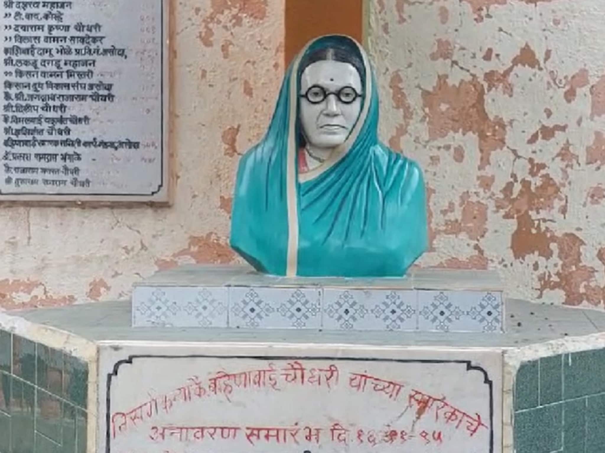 बहिणाबाईचं स्मारक पडलंय धूळ खात, 12 वर्षांपासून बांधकाम अपूर्णच