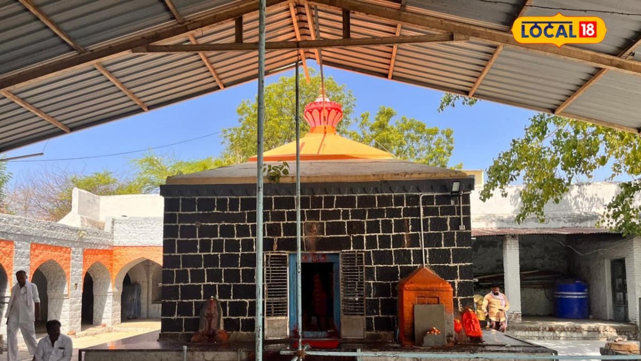 नदीच्या पात्रातील या मंदिरात श्रावणात असते मोठी गर्दी, घरबसल्या घ्या दर्शन