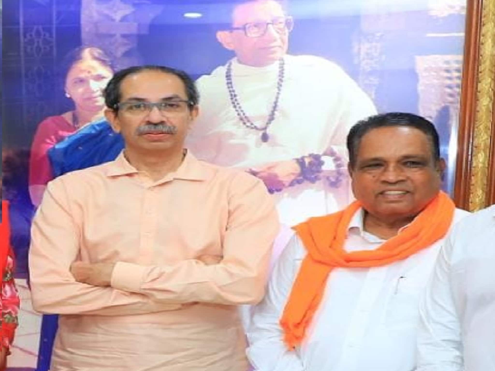 SPECIAL REPORT : आठवलेंना पराभूत करणारे वाकचौरे ठाकरेंसाठी ठरणार का लकी कार्ड?