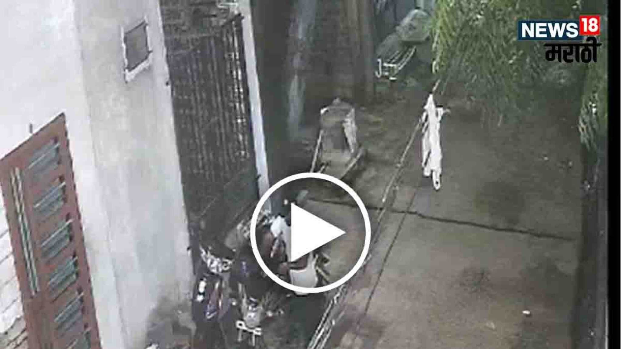 चोरपावलांनी आला अन् बाईक घेऊन गेला; भुसावळमध्ये दुचाकी चोर CCTV कॅमेऱ्यात कैद