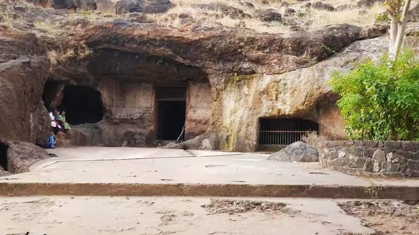 बुद्धकालीन लेणी, पोहाळे : श्रीक्षेत्र जोतिबा या ठिकाणी कोल्हापूर-वडणगे-कुशिरे मार्गाने जाताना पोहाळे येथे डोंगरात कोरलेली बुद्धकालीन लेणी लागतात. हे ठिकाण देखील भेट देण्यासाठी अत्यंत चांगले ठिकाण आहे. कोल्हापूरपासून 15 किमी अंतरावर ही लेणी आहेत. रोडपासून डोंगरावरच थोड्या खालच्या बाजूला गेल्यानंतर डोंगराच्या कुशीत ही लेणी निदर्शनास पडतात.