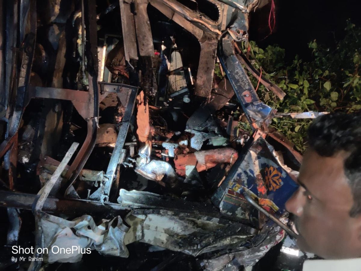 या अपघातानंतर ट्रकला आग लागली, यामध्ये दोन जणांचा मृत्यू झाला आहे, तर एक जण गंभीर जखमी आहे.