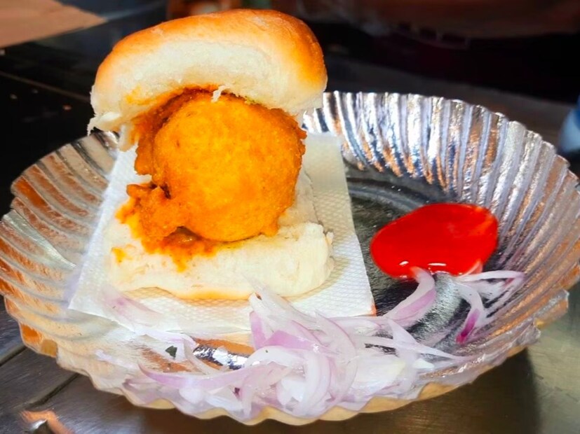 चिकन खिमा वडापाव: वड्याच्या आतमध्ये भरले जाणारे स्टफिंग हे बोनलेस चिकनपासून त्याचा खिमा करून बनवण्यात आलेले असते.