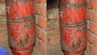 सिलेंडरखाली लपून बसला होता 'मृत्यू' (फोटो - इन्स्टाग्राम व्हिडीओ ग्रॅब) सिलेंडरखाली लपून बसला होता 'मृत्यू' (फोटो - इन्स्टाग्राम व्हिडीओ ग्रॅब)