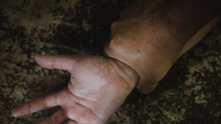 मृतदेहासोबत हादरवणारं कृत्य 