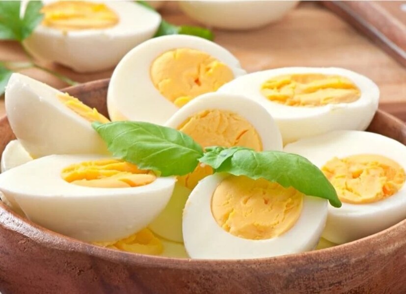 अंडी : अंडी शरीराला तंदुरुस्त ठेवण्यासाठी तसेच दृष्टी वाढवण्यासाठी उपयुक्त ठरतात. याचे सेवन डोळ्यांच्या रेटिनापासून हानिकारक घटकांना दूर ठेवते. तसेच डोळ्यांची दृष्टी नियंत्रित करण्याबरोबरच ते त्याभागाचे रक्षण करते. हे डोळ्यांसाठी जबाबदार असलेल्या मॅक्युला नावाचे रंगद्रव्य वाढवते.