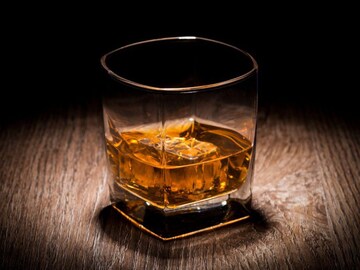 ...तर दारूही 'औषध'; व्हिस्की पिण्याचे तब्बल 8 फायदे, फक्त करा ही एक गोष्ट