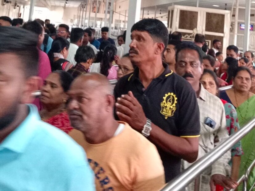 सकाळपासून ते रात्री पर्यंत मंदिरात दर्शनासाठी आणि महाप्रसादासाठी लांबच लांब रांगा दिसून येत आहेत. गजानन महाराजांच्या मंदिरात असलेली कमालीची शांतता आणि स्वच्छता अनेकांना हवीहवीशी वाटते आणि भक्त या ठिकाणी आल्यानंतर बाहेर पडू इच्छित नाही. सध्याच्या अधिकमासात भजनी कीर्तनामुळे सायंकाळी अधिकच रम्य आणि भक्तिमय वातावरण आहे.