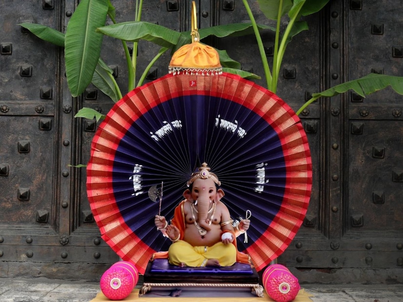  गेली अनेक वर्ष थर्माकोलनं मखर बनवली जात असे. पण, पर्यावरणावर होणाऱ्या त्याच्या परिणामामुळे थर्माकोलच्या वापरावर बंदी आली आहे. त्यावर  जिल्ह्यातल्या कळव्यातल्या तरुणानं डोकं लढवत नवा उपाय शोधला आहे.
