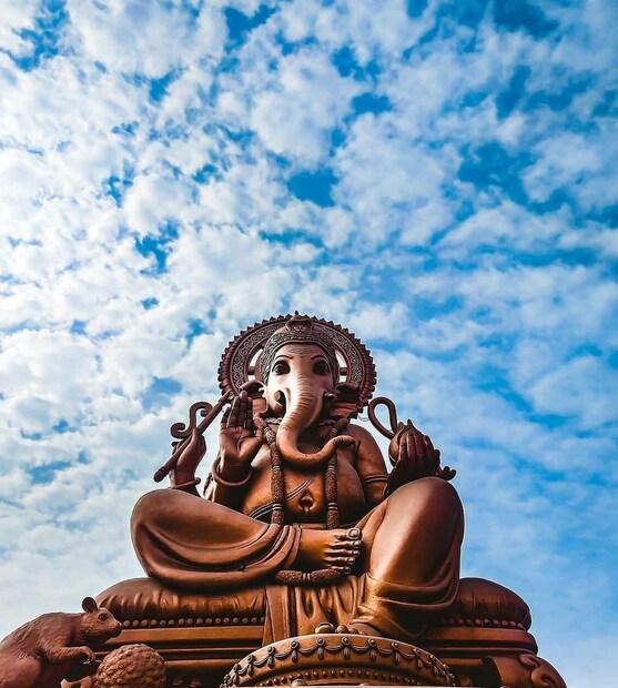 ही मूर्ती राजस्थानचे कारागीर मातुराम वर्मा आणि नरेश वर्मा यांनी घडवली आहे. जानेवारी 2009 मध्ये चिन्मय मिशनचे जागतिक प्रमुख स्वामी तेजोमयानंदजी यांच्या हस्ते मूर्तीचे अनावरण झाले.