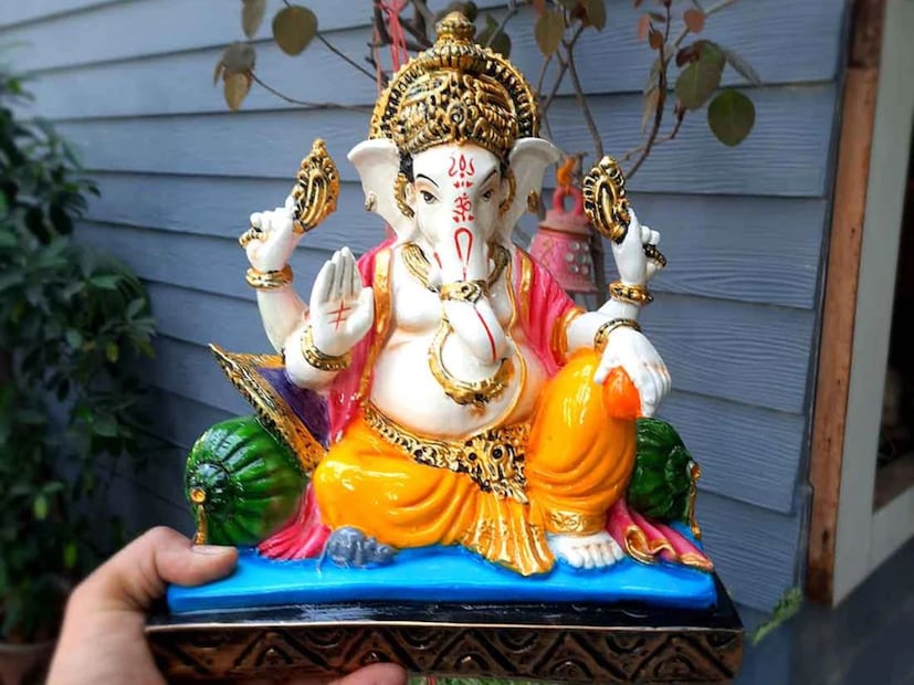 श्रीगणेशाला चंदनाचा टिळा लावावा, वस्त्र, हळदी-कुंकू, धूप, दिवा, अखंड लाल फुले, सुपारी, दुर्वा इत्यादी अर्पण करा.