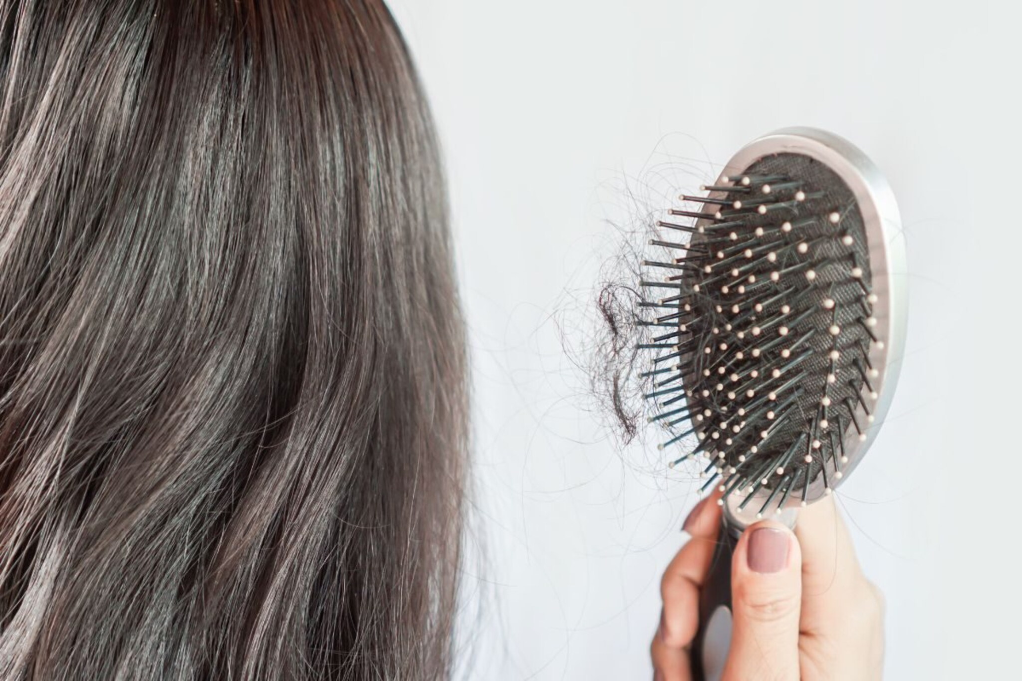 दिवसभरात नॉर्मल हेअर फॉल किती असतो? तुम्हाला केसांची समस्या हे कसं ओळखाल?