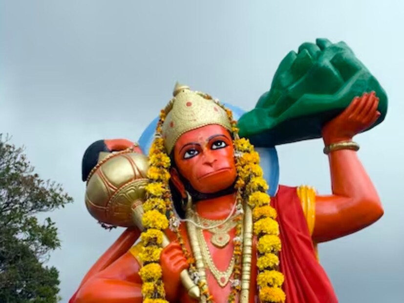 दररोज हनुमान चालीसाचे पाठ केल्याने भीतीपासून मुक्ती मिळते. आयुष्यात बर्‍याच वेळा एखाद्या व्यक्तीला अगदी छोट्या छोट्या गोष्टींपासून भीती वाटू लागते. हनुमान चालीसाचे पठण केल्यानं त्याची भीती दूर होते.