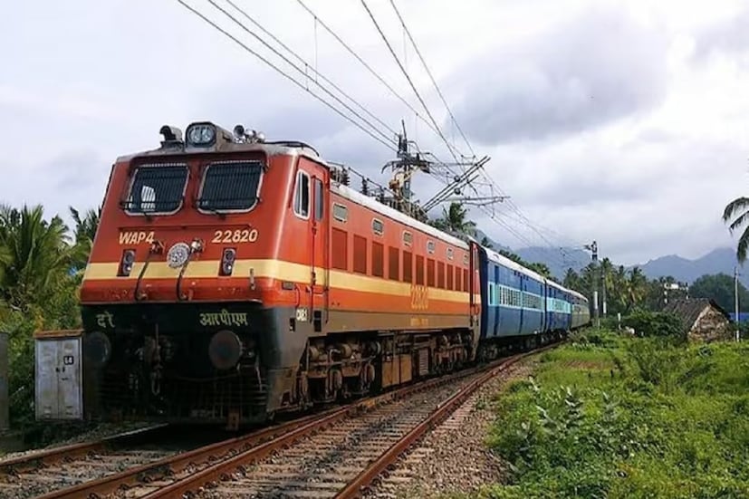 रेल्वेच्या नियमानुसार रात्री 10 ते सकाळी 6 वाजेपर्यंत तिकीट चेक करण्यासाठी टीटीई तुम्हाला उठवू शकत नाही; पण ज्यांचा प्रवास रात्री 10 वाजता सुरू होतो, त्यांना हा नियम लागू नाही, त्यांचं तिकीट टीटीई चेक करू शकतात.