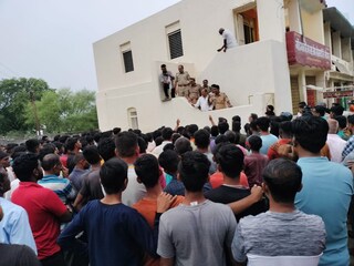 जळगावमध्ये अल्पवयीन मुलीवर अत्याचारानंतर हत्या, ग्रामस्थ आक्रमक