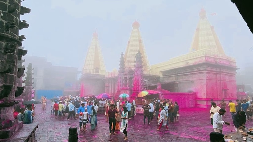 जोतिबा : पन्हाळ्याच्या भेटीत इतिहासात डोकावल्यानंतर तेथून जवळच दुसरे एक पर्यटनस्थळ आहे. कोल्हापुरातील एक महत्त्वाचे तीर्थक्षेत्र आणि अजून एक थंड हवेचे ठिकाण असलेले पर्यटनस्थळ म्हणजे वाडी रत्नागिरीचे श्रीक्षेत्र जोतिबा. महाराष्ट्र आणि बाहेरून कित्येक जोतिबा भक्त या ठिकाणाला आवर्जून भेट देत असतात. 