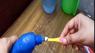 टूथपेस्ट - टॉयलेट क्लिनरची कमाल (फोटो - युट्यूब व्हिडीओ ग्रॅब)