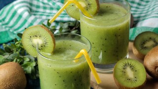 किवीमध्ये अँटीऑक्सिडंट्स आणि व्हिटॅमिन सी जास्त प्रमाणात असते. किवीमध्ये अँटीऑक्सिडंट्स आणि व्हिटॅमिन सी जास्त प्रमाणात असते.