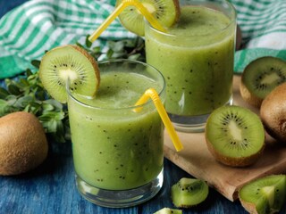 किवीमध्ये अँटीऑक्सिडंट्स आणि व्हिटॅमिन सी जास्त प्रमाणात असते. किवीमध्ये अँटीऑक्सिडंट्स आणि व्हिटॅमिन सी जास्त प्रमाणात असते.