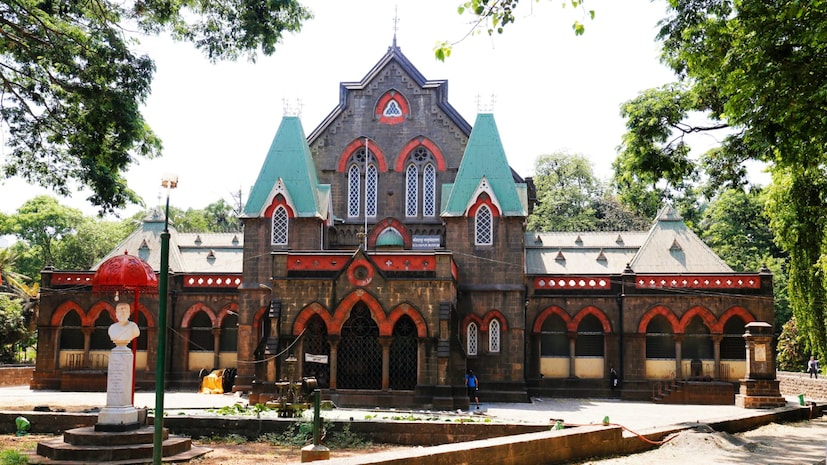 कोल्हापूर हे पर्यटनाच्या दृष्टीने एक महत्त्वाचे शहर आहे कोल्हापुरातील बऱ्याचशा पर्यटन स्थळांना वर्षातील कोणत्याही काळात भेट देता येते. यामुळे पुढील काही दिवसात येणाऱ्या सुट्ट्यामध्ये फिरायला जाण्याचा बेत आखत असाल तर कोल्हापूर आणि परिसरात पाहण्यासारखी अनेक ठिकाणं आहेत.