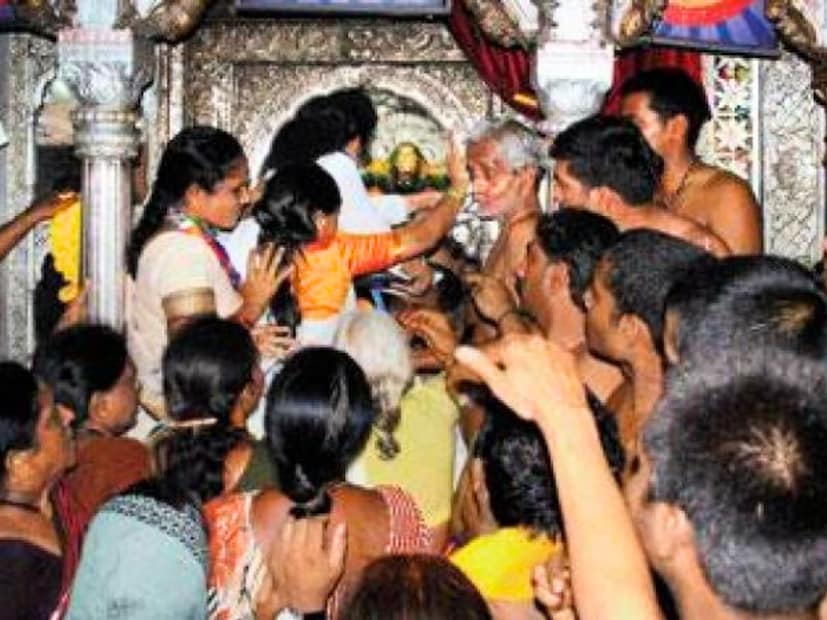कोरोना काळापासून हे दर्शन बंद होते त्यामुळे पितळी उमळ्याच्या बाहेरूनच भाविकांना दर्शन घ्यावं लागत होतं. 