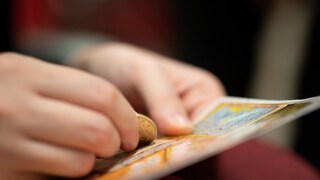 लॉटरीचं तिकीट जिंकलं (प्रतिकात्मक फोटो) लॉटरीचं तिकीट जिंकलं (प्रतिकात्मक फोटो)