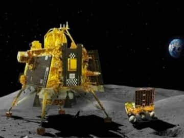 ही आहे चंद्रावर दफन केलेली एकमेव व्यक्ती; रंजक आहे यामागची कथा ही आहे चंद्रावर दफन केलेली एकमेव व्यक्ती; रंजक आहे यामागची कथा