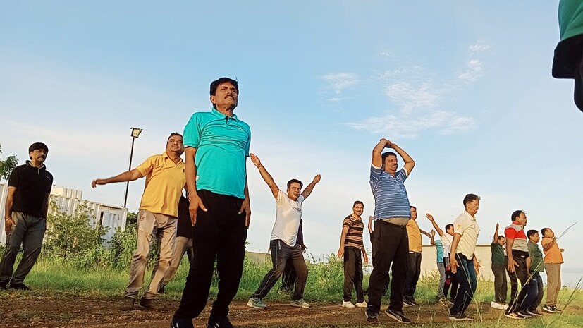 आपल्याकडे वजन कमी करण्यासाठी अनेक उपाय केले जातात. वेगवेगळे व्यायाम आणि आहार पद्धती अवलंबल्या जातात. यात आणखी एक भर पडली असून अनेकजण वजन कमी करण्यासाठी म्युझिक योगा करत आहेत. म्युझिक योगा म्हणजे इन्स्ट्रुमेंटल गाण्यांवर ठेका धरून संपूर्ण शरीराचा व्यायाम करणे होय. आपल्याकडे वजन कमी करण्यासाठी अनेक उपाय केले जातात. वेगवेगळे व्यायाम आणि आहार पद्धती अवलंबल्या जातात. यात आणखी एक भर पडली असून अनेकजण वजन कमी करण्यासाठी म्युझिक योगा करत आहेत. म्युझिक योगा म्हणजे इन्स्ट्रुमेंटल गाण्यांवर ठेका धरून संपूर्ण शरीराचा व्यायाम करणे होय.