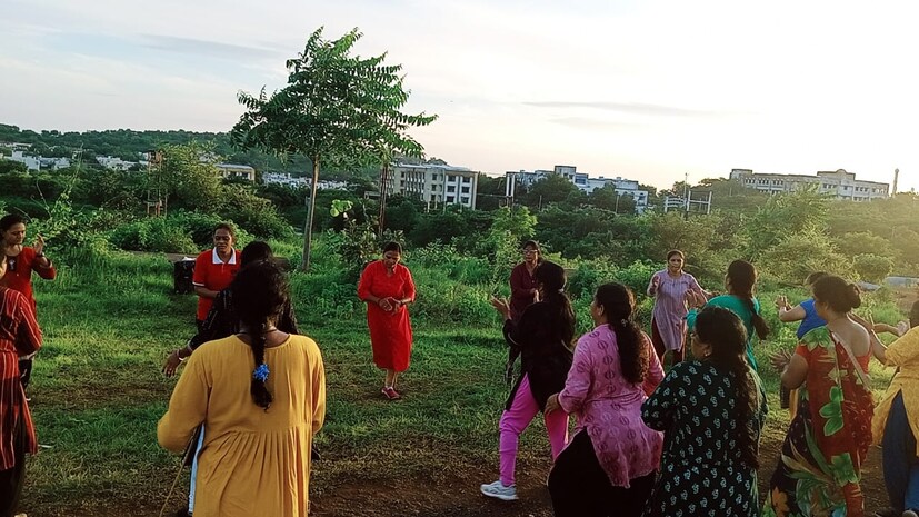 नागरिकांना झुंबा किंवा योगा नृत्य करण्याचे फायदे कळल्यानंतर प्रत्येक जण या स्टेप्स आणि शरीरासाठी होणारे योगाचे फायदे समजून घेत आहे. जेणेकरून आपल्या निरोगी आयुष्यासाठी त्याचा फायदा होईल. त्यामुळे आपणही निरोगी आरोग्यासाठी हा डान्सिंग योगा नक्की ट्राय करू शकता.