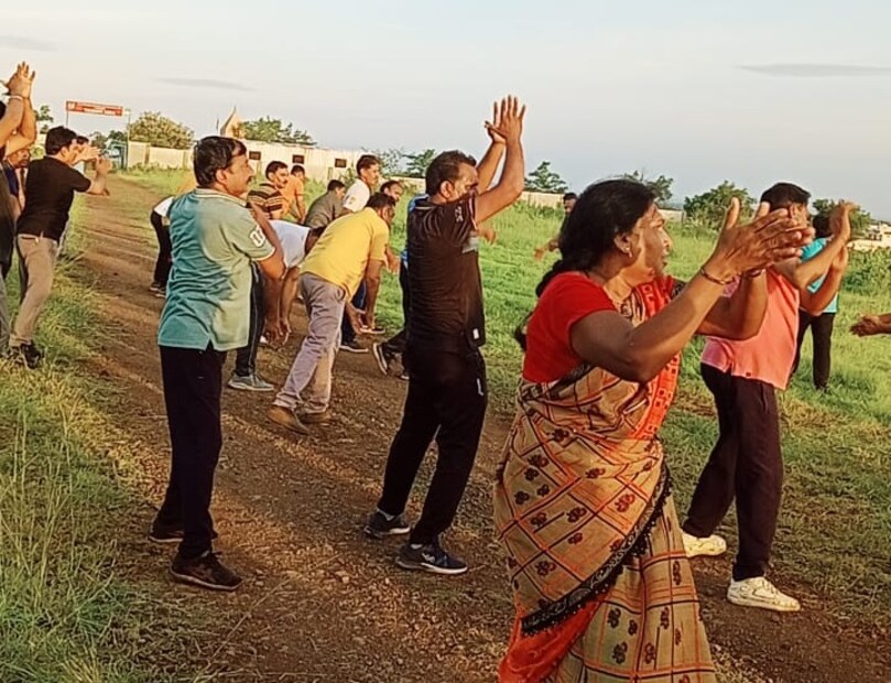  <a href="https://news18marathi.com/maharashtra/wardha/">वर्धा</a> येथील म्युझिक योगा प्रशिक्षक निकिता बुरांडे म्यूझिक योगाचे मोफत प्रशिक्षण देत आहेत. त्याचा अनेकांना लाभही झाला आहे. म्यूझिक योगामध्ये झुंबा पद्धतीचाही वापर केला जातो. झुंबा पद्धतीतील काही स्टेप्स यात केल्या जातात. योगा हा हसत खेळत देखील केला जाऊ शकतो याचं हे उत्तम उदाहरण म्हणता येईल.