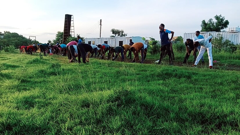 योगाच्या माध्यमातून सर्वांनी शारीरिक आणि मानसिक रित्या स्वस्थ राहण्याची गरज आहे. त्यासाठी वर्ध्याच्या आयटीआय टेकडीच्या परिसरात म्युझिक योगा प्रशिक्षक निकिता बुरांडे या मार्गदर्शन करत आहेत. वर्धेकरांचा उत्स्फूर्त प्रतिसाद या ठिकाणी बघायला मिळतोय.