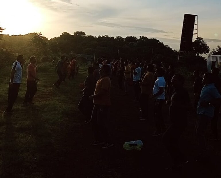 डान्सिंग योगा किंवा म्युझिक योगाच्या माध्यमातून शरीराला फायदा होतो. योगा नृत्यामुळे थायरॉईड, ब्लड प्रेशर, वजन वाढलेले कमी करणे किंवा पॅरेलेसिस, हातपाय दुखणे अशा प्रकारच्या अनेक शारीरिक समस्यांवर आराम मिळतो, असे प्रशिक्षक बुरांडे सांगतात.