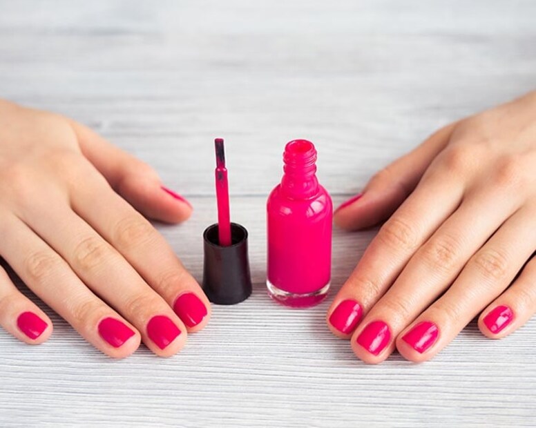 सुकलेली नेलपेंट वितळवण्यासाठी नेलपॉलिशची बॉटल गरम पाणी असलेल्या भांड्यात ठेवा. जवळपास 20 मिनिटे ती बॉटल पाण्यात तशीच राहू द्या. असे केल्याने बॉटलमधील सुकलेले नेलपेंट वितळते.