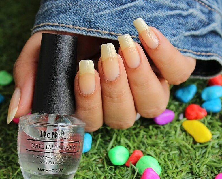 सुकलेल्या नेलपेंटच्या बॉटलमध्ये तुम्ही टांसपरेंट नेलपेंटचे काही थेंब घातल्यास नेलपेंटचा रंग अधिक चांगला होतो आणि ती नेलपेंट नखांवर लावण्यायोग्य होते.