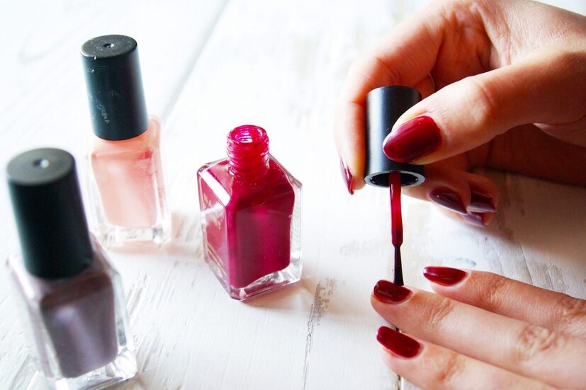 बॉटलमधील नेलपॉलिश सुकलं असेल तर ते 15 मिनिटांसाठी उन्हात ठेवा. मग बॉटल काही वेळ हलवा. नेलपॉलिशची बॉटल उन्हात ठेवल्याने त्यातील सुकलेले नेलपेंट वितळते आणि ते पुन्हा नखांना लावण्यायोग्य होऊ शकते.