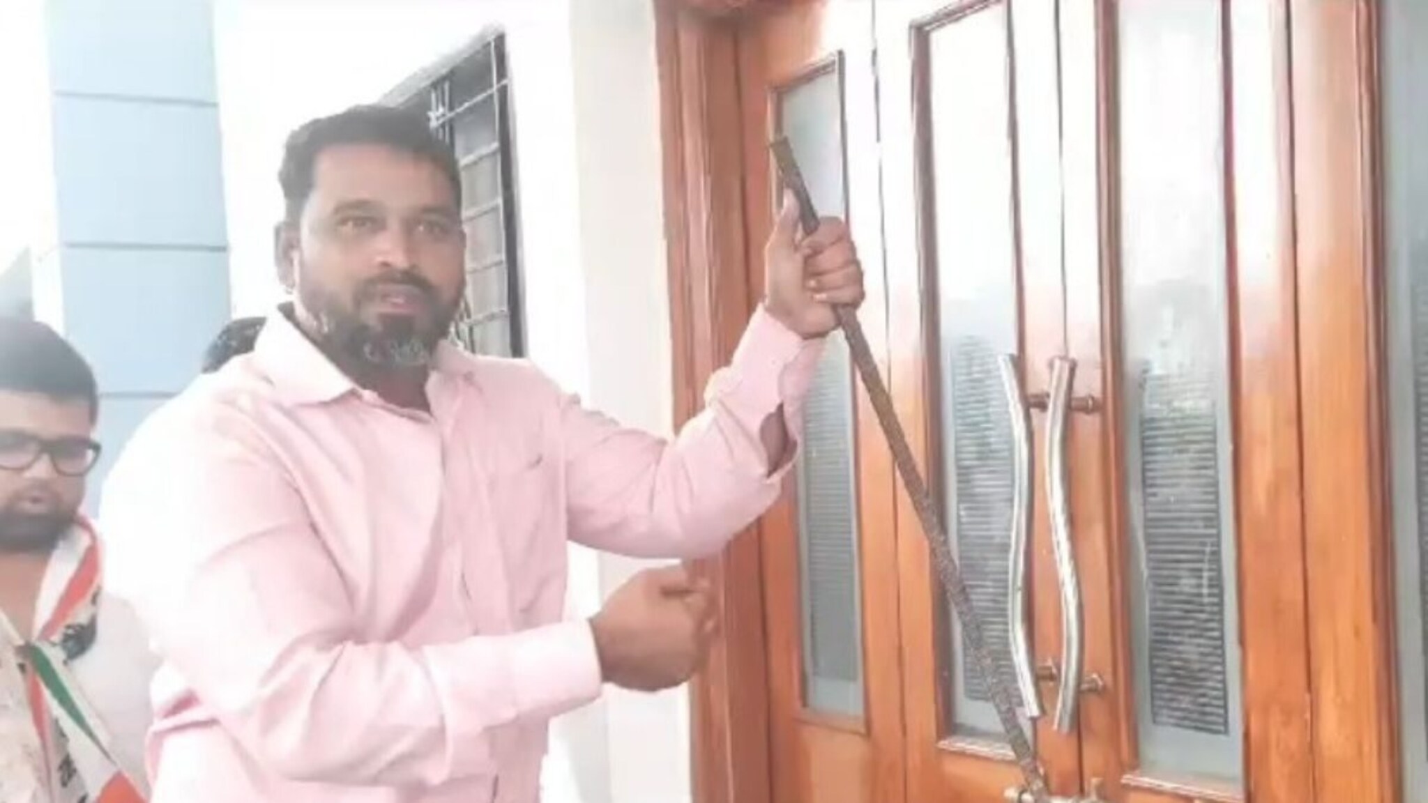 Dhule News : राष्ट्रवादीचं कार्यालय कुणाचं? धुळ्यात राडा, दोन्ही गटाच्या कार्यकर्त्यांनी लावलं टाळं