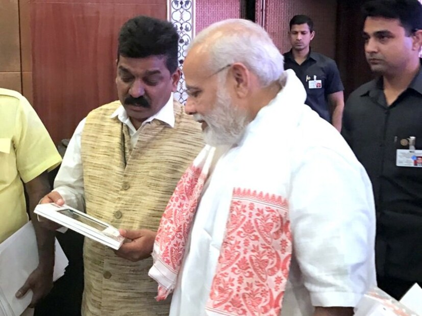 नितीन देसाई यांच्यासारखा एका मराठमोळ्या मध्यमवर्गीय कुटुंबात आलेल्या मुलाने आपल्या कलेच्या जोरावर आधी मराठी नंतर बॉलिवूड आणि त्यानंतर हॉलिवूडवर देखील आपलं नाव कोरलं होतं. नितीन देसाई यांच्यासारखा एका मराठमोळ्या मध्यमवर्गीय कुटुंबात आलेल्या मुलाने आपल्या कलेच्या जोरावर आधी मराठी नंतर बॉलिवूड आणि त्यानंतर हॉलिवूडवर देखील आपलं नाव कोरलं होतं.