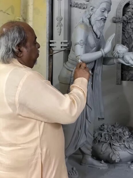 सध्या नगरमध्ये या मूर्तीचे काम अतिशय वेगाने सुरू आहे, या कामामुळे आता त्यांचे सर्वत्र कौतुक होत आहे.